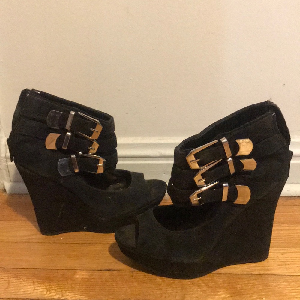 SIZE 8 SUEDE BLACK TRIPLE BUCKLE OPEN-TOE WEDGE